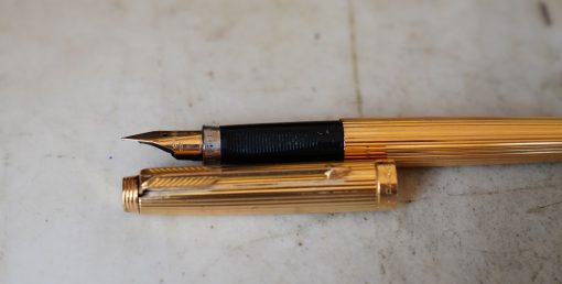 STYLO PLUME PARKER 75 METAL PL. OR GODRONS - PLUME EN OR MASSIF 18 CARATS