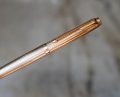 STYLO PLUME PARKER 75 METAL PL. OR GODRONS - PLUME EN OR MASSIF 18 CARATS – Image 2