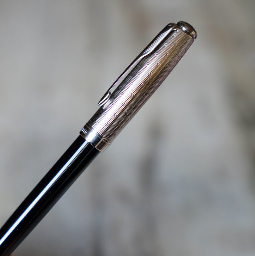 STYLO PLUME PARKER SONNET RESINE NOIRE - CAPUCHON FINITION PERLEE - PLUME OR MASSIF 14 CARATS