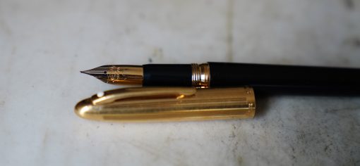 STYLO PLUME SHEAFFER CREST RESINE NOIRE & PL. OR - PLUME OR MASSIF 18 CARATS