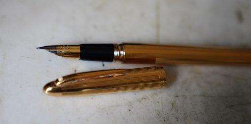 STYLO PLUME SHEAFFER CREST METAL PL. OR LIGNES - PLUME EN OR MASSIF 18 CARATS