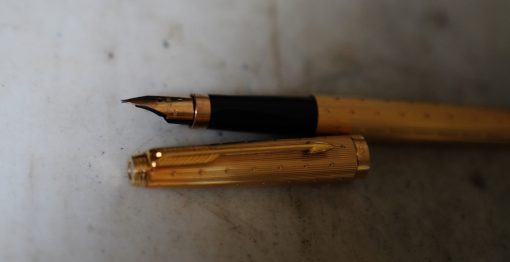 STYLO PLUME PARKER 75 PL. OR FINITION PERLEE - PLUME OR 18 K - FINE - RARE VERSION