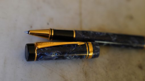 STYLO ROLLER PARKER DUOFOLD EN RESINE BLEUE MARBREE FINITION PL. OR 18 CARATS