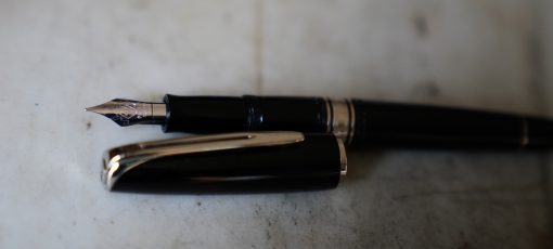 STYLO PLUME WATERMAN CHARLESTON RESINE NOIRE & PLATINUM - PLUME EN OR MASSIF 18 CARATS