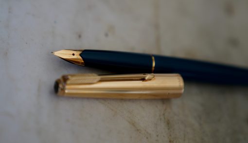 STYLO PLUME PARKER 65 RESINE BLEUE & PL. OR - PLUME OR MASSIF 14K + BOITE - RARE