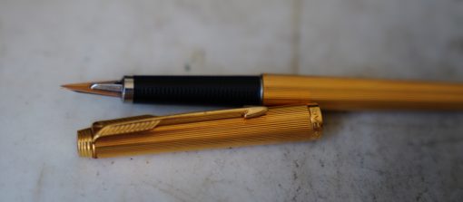 STYLO PLUME PARKER 180 FINITION LIGNEE - PLUME OR MASSIF 18 CARATS - FINE