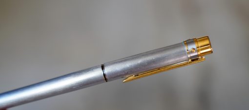 STYLO PLUME MUST DE CARTIER EN METAL BROSSE & PL OR - PLUME OR MASSIF 18 CARATS