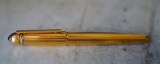 STYLO PLUME CARTIER PASHA PL. OR GODRONS - PLUME OR MASSIF 18 K - CABOCHON BLEU