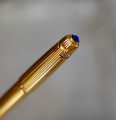 STYLO PLUME CARTIER PASHA PL. OR GODRONS - PLUME OR MASSIF 18 K - CABOCHON BLEU – Image 2