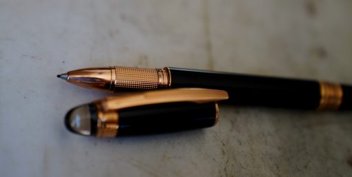 STYLO ROLLER MONTBLANC STARWALKER RESINE NOIRE - FINITION PL. OR ROSE