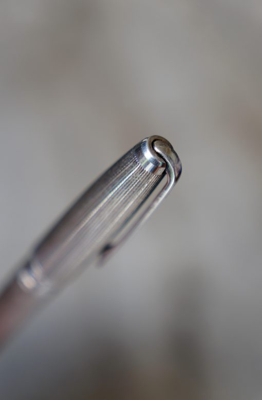 STYLO BILLE S.T. DUPONT OLYMPIO EN METAL PL. ARGENT - FINITION GRAIN D'ORGE