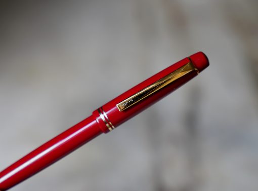 STYLO PLUME PILOT EN RESINE ROUGE & PL. OR - PLUME METAL MOYENNE