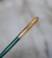 STYLO BILLE PARKER 75 CUSTOM EN RESINE VERTE - CAPUCHON PL. OR - PIERRE VERTE – Image 2