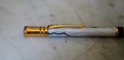 STYLO BILLE PARKER DUOFOLD RESINE PERLEE - LIGNES NOIRES & PL. OR 18 CARATS