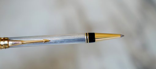 STYLO BILLE PARKER DUOFOLD EN METAL ARGENTE FINITION GODRONS & PL. OR 18 CARATS