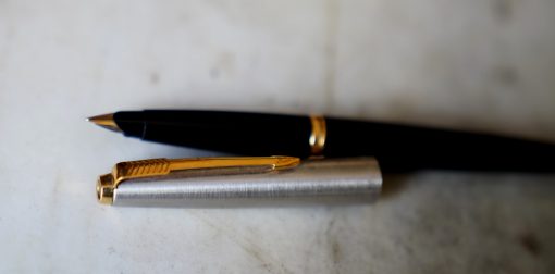 STYLO PLUME PARKER 45 RESINE NOIRE & METAL BROSSE - PLUME MOYENNE