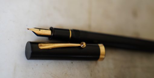 STYLO PLUME SHEAFFER EN RESINE NOIRE & METAL PL. OR - PLUME LARGE - MADE IN USA