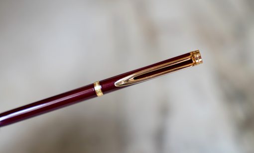 STYLO BILLE WATERMAN GENTLEMAN LAQUE BORDEAUX & PL. OR 18 CARATS - FIN & ELEGANT