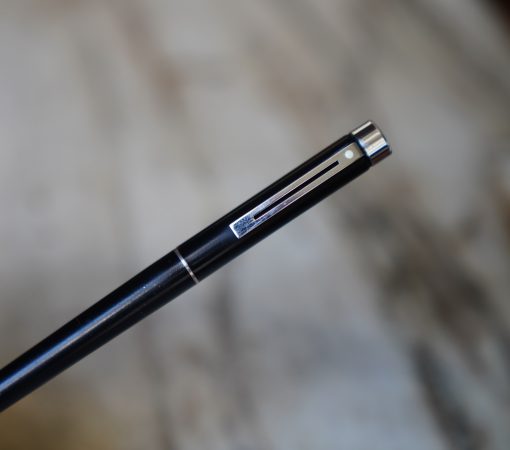 STYLO PLUME SHEAFFER TARGA EN LAQUE NOIRE MAT - PLUME EN METAL - TAILLE MOYENNE