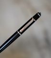 STYLO BILLE CARTIER DIABOLO MINI EN RESINE NOIRE PLANTINUM PIERRE BLEUE - 113 MM – Image 2