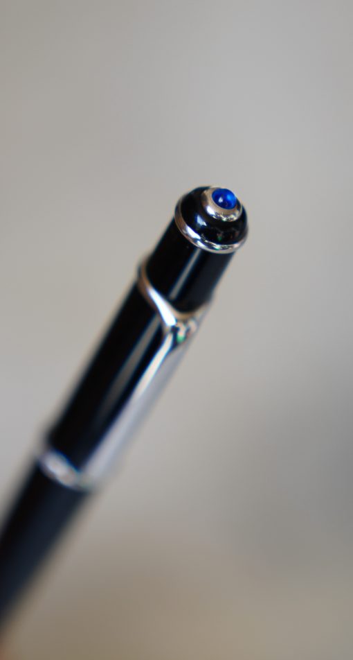 STYLO BILLE CARTIER DIABOLO MINI EN RESINE NOIRE PLANTINUM PIERRE BLEUE - 113 MM
