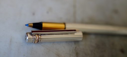 STYLO ROLLER CARTIER MUST PL. ARGENT - FINITION GODRONS - BANDE ROUGE