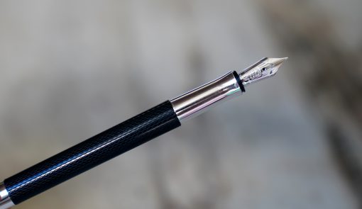 STYLO PLUME GRAF VON FABER-CASTELL RESINE NOIRE ALVEOLES- PLUME EN OR MASSIF 18 CARATS