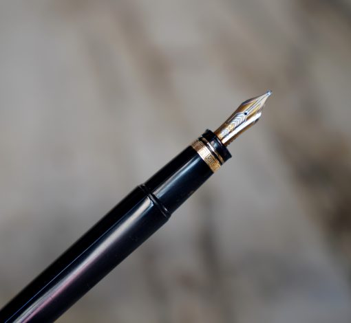 STYLO PLUME OMAS 360 RESINE NOIRE - PLUME OR MASSIF 18 CARATS- TAILLE M - GRANDE VERSION