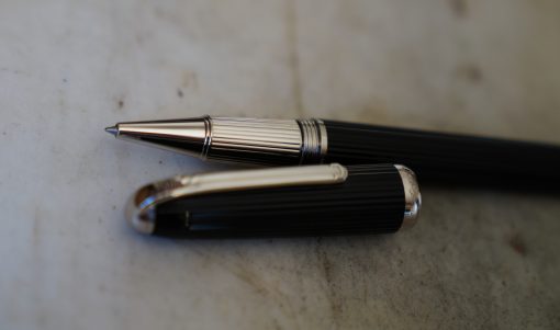 STYLO ROLLER LOUIS CARTIER EN RESINE NOIRE CANNELEE FINITION PLATINUM