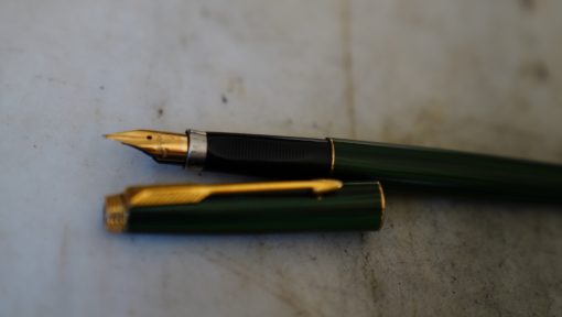 STYLO PLUME PARKER 75 EN LAQUE DE CHINE VERTE BOISEE - PLUME EN OR MASSIF 18 CARATS