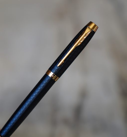 STYLO ROLLER PARKER - FINITION METAL & RESINE MOTIF DE TRIANGLES NOIRS & PL. OR