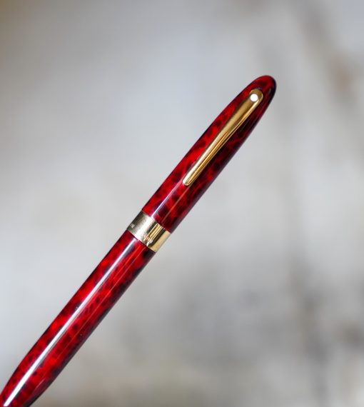 STYLO BILLE SHEAFFER CREST EN RESINE ROUGE MARBRE & PL. OR 18 CARATS