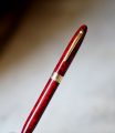 STYLO BILLE SHEAFFER CREST EN RESINE ROUGE MARBRE & PL. OR 18 CARATS – Image 2