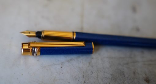 STYLO PLUME CARTIER TRINITY EN LAQUE BLEU FONCE MARBREE - PLUME EN OR MASSIF 18 CARATS
