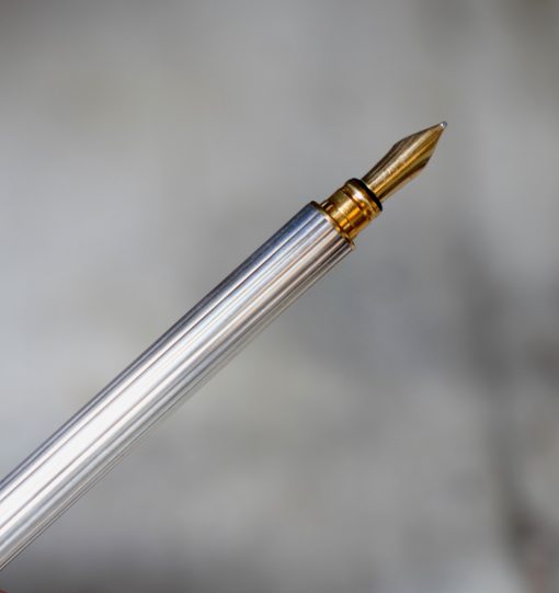 STYLO PLUME S.T. DUPONT GATSBY PL. ARGENT CANNELE - PLUME OR MASSIF 18 CARATS