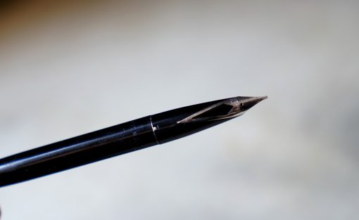 STYLO PLUME SHEAFFER EN RESINE NOIRE - FINITION PLATINUM - PLUME LOSANGE