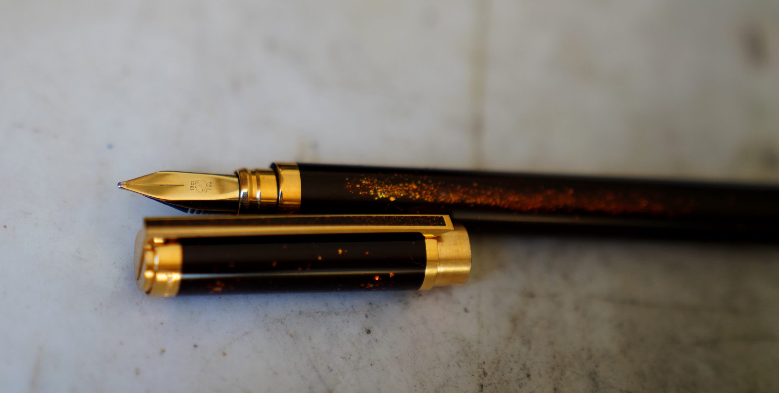 STYLO PLUME ST DUPONT GATSBY LAQUE DE CHINE BRUNE PAILLETTES D'OR - PLUME OR MASSIF 18 CARATS – Image 2