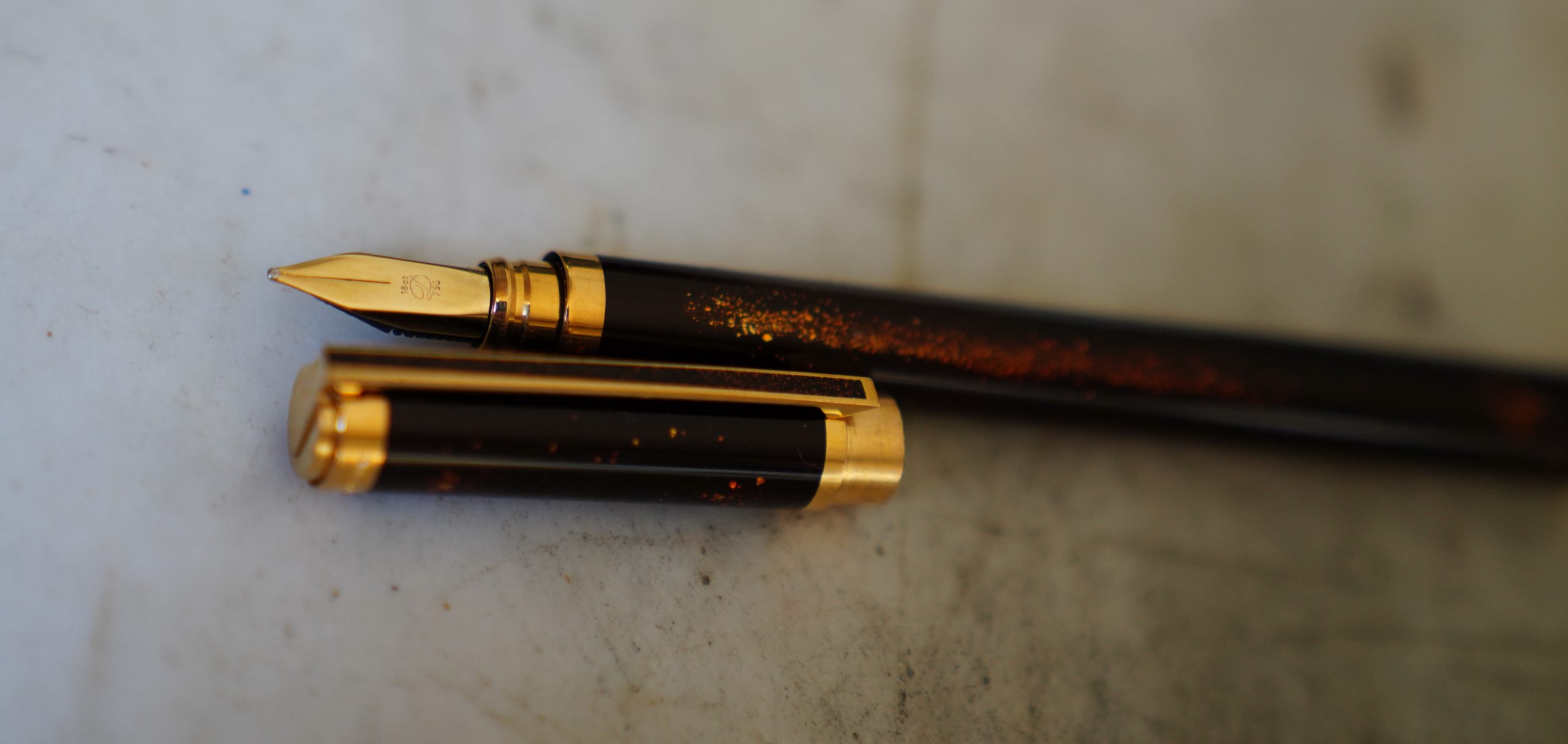 STYLO PLUME ST DUPONT GATSBY LAQUE DE CHINE BRUNE PAILLETTES D'OR - PLUME OR MASSIF 18 CARATS