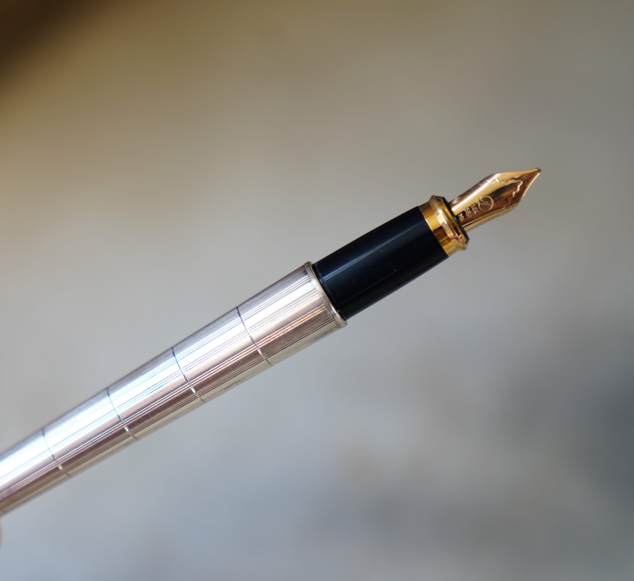 STYLO PLUME S.T. DUPONT FIDELIO - FINITION DAMIER - PLUME EN OR MASSIF 14 CARATS – Image 2