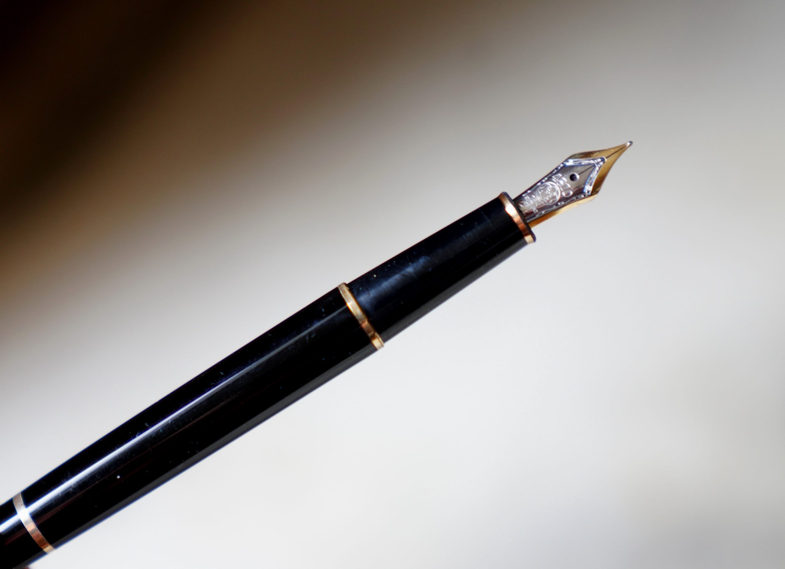 STYLO PLUME MONTBLANC MEISTERSTÜCK - PLUME EN OR MASSIF 18 CARATS - Moyenne