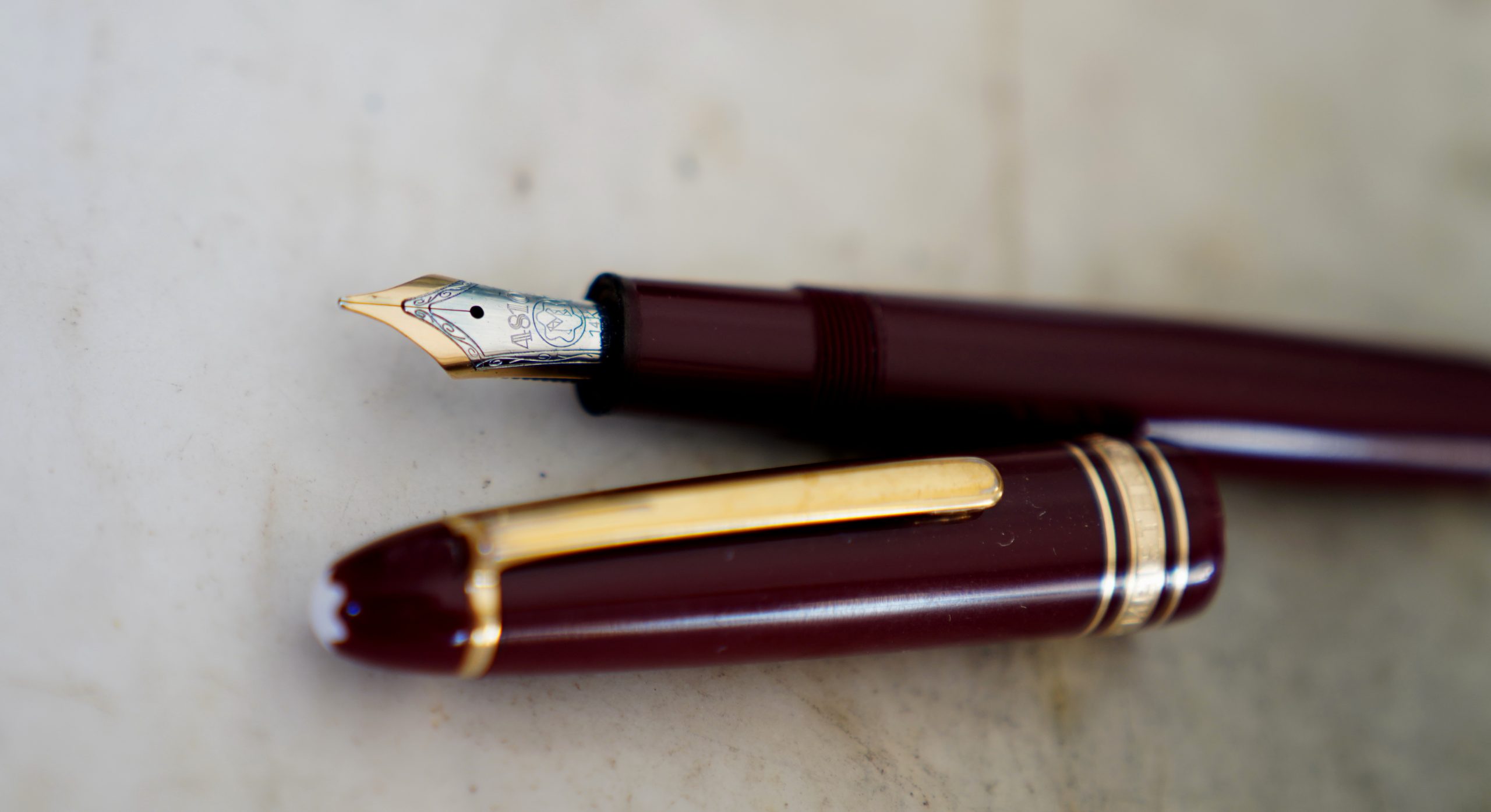 STYLO PLUME MONTBLANC MEISTERSTÜCK 147 TRAVELLER BORDEAUX - PLUME OR MASSIF 14 CARATS – Image 2