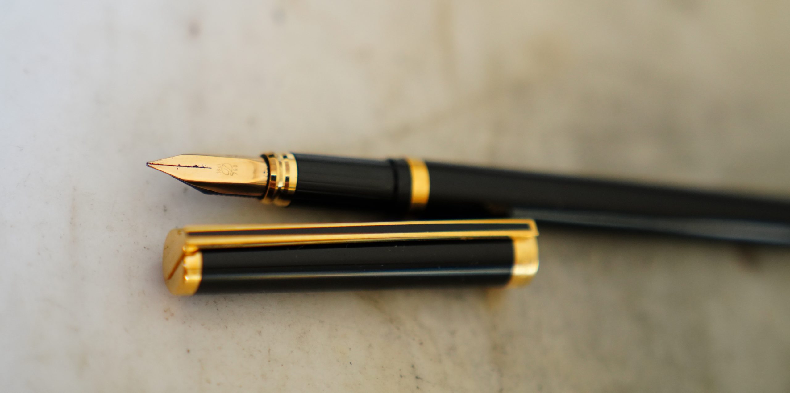 STYLO PLUME S.T. DUPONT EN LAQUE DE CHINE NOIRE - PLUME EN OR MASSIF 18 CARATS