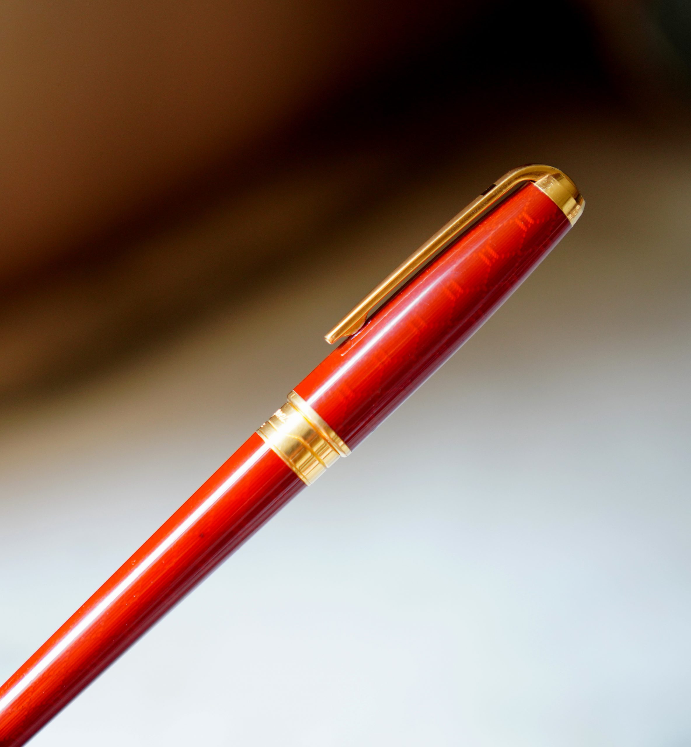 STYLO PLUME S.T. DUPONT OLYMPIO LAQUE DE CHINE ROUGE FINITION ALVEOLES - PLUME OR MASSIF 18 CARATS