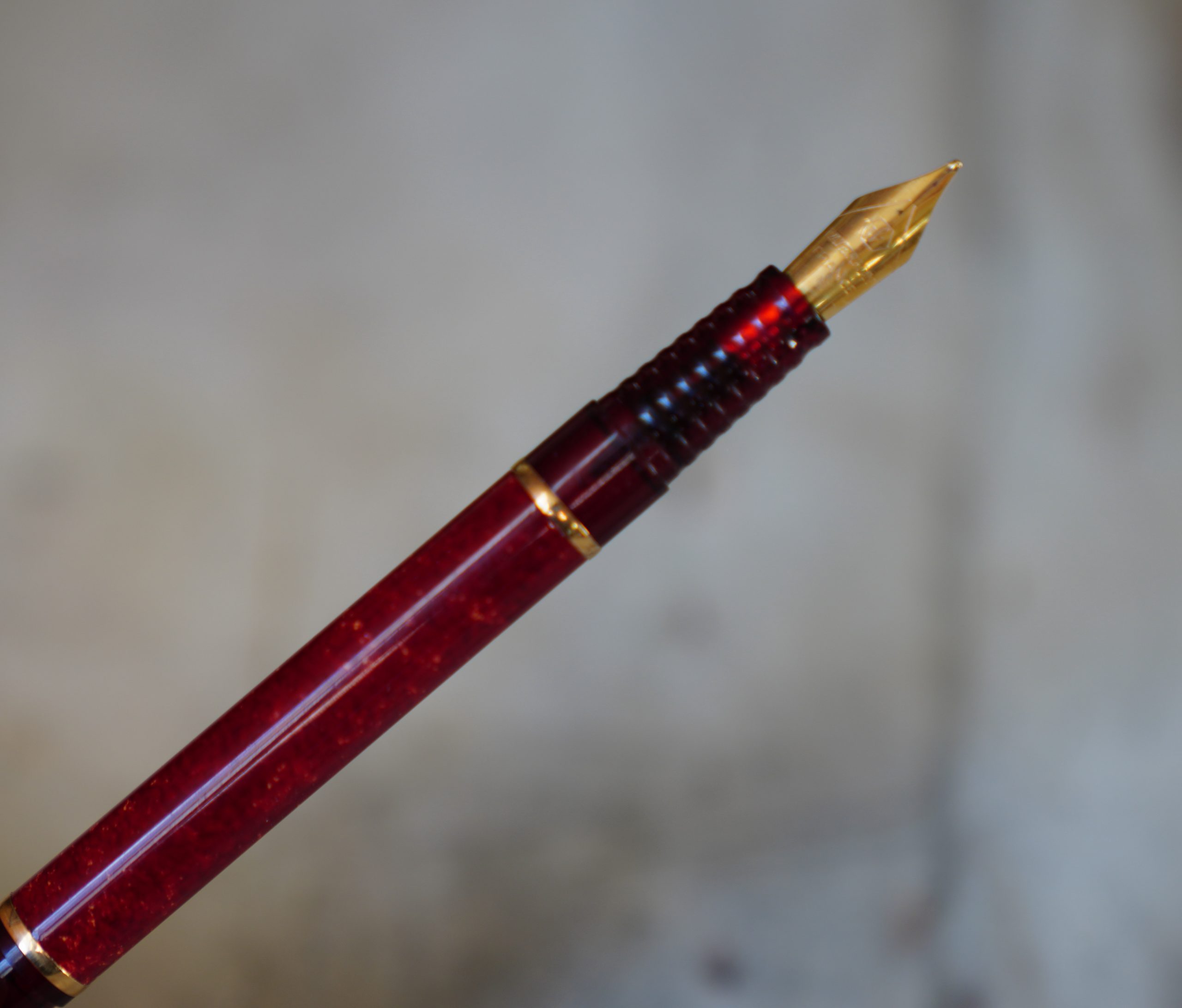 STYLO PLUME WATERMAN EN LAQUE ROUGE MARBREE & PL. OR 18 CARATS - MOYENNE