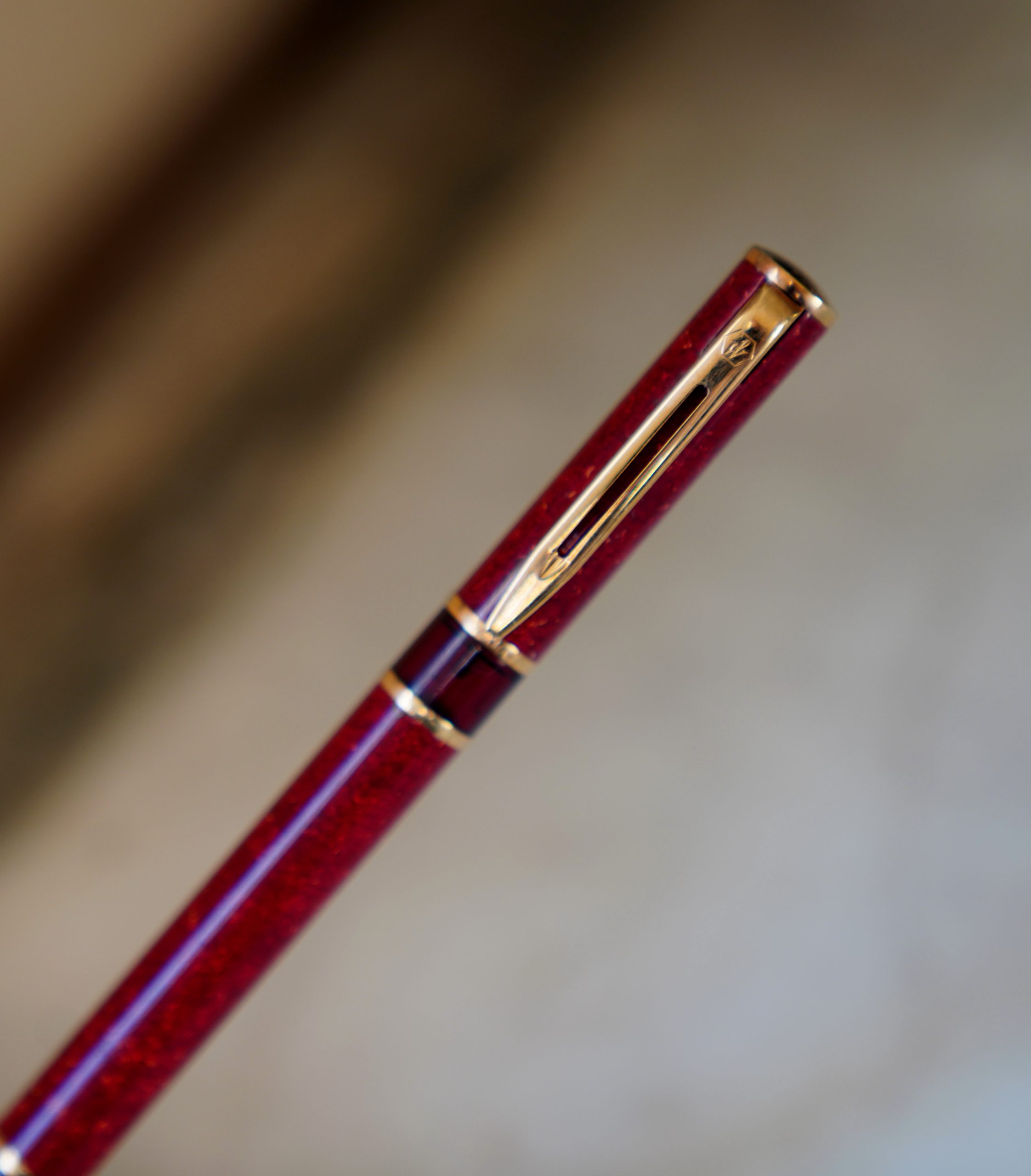 STYLO PLUME WATERMAN EN LAQUE ROUGE MARBREE & PL. OR 18 CARATS - MOYENNE – Image 2