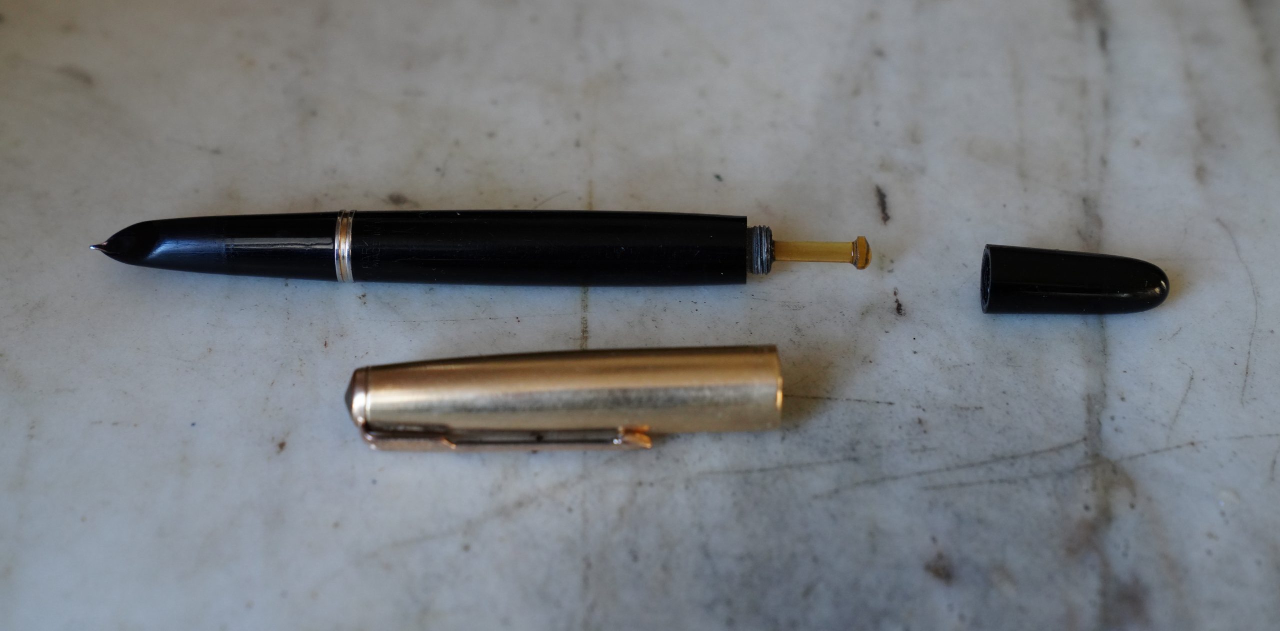 STYLO PLUME PARKER 51 VACUMATIC EN RESINE NOIRE & METAL PL. OR 14 CARATS - RARE VINTAGE