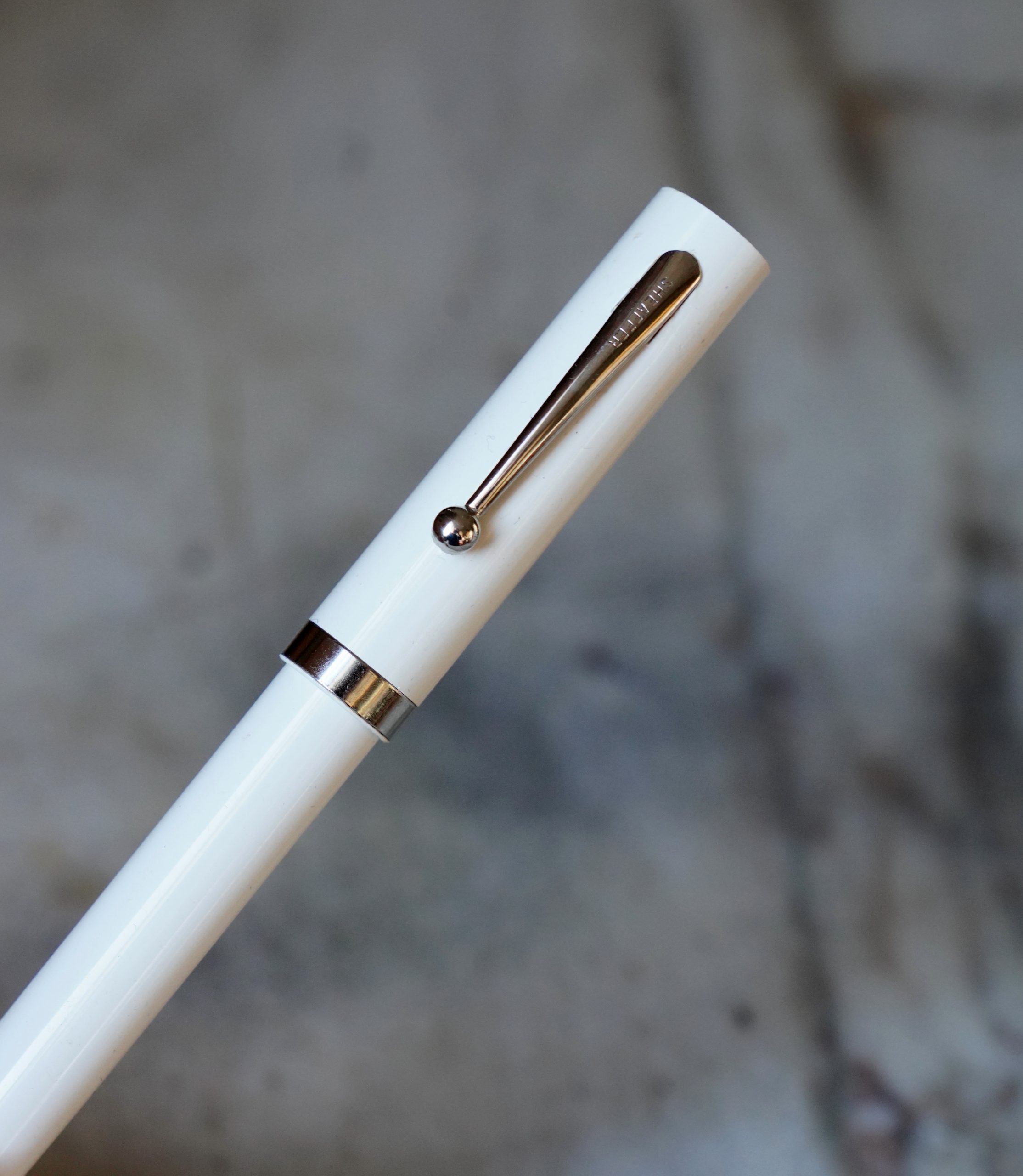 STYLO PLUME SHEAFFER EN RESINE BLANCHE - FINTION METAL CHROME