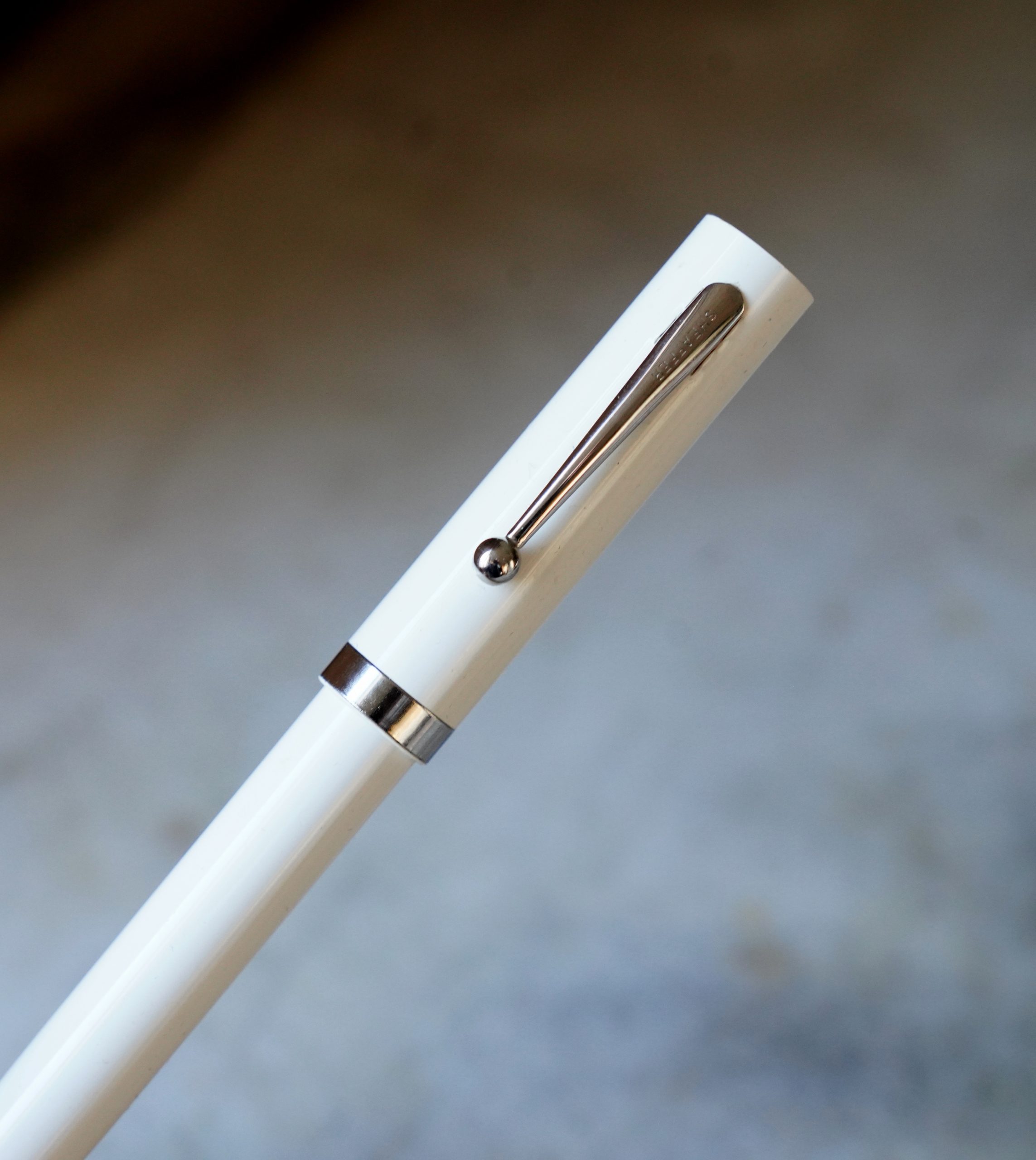 STYLO PLUME SHEAFFER EN RESINE BLANCHE - FINTION METAL CHROME – Image 2