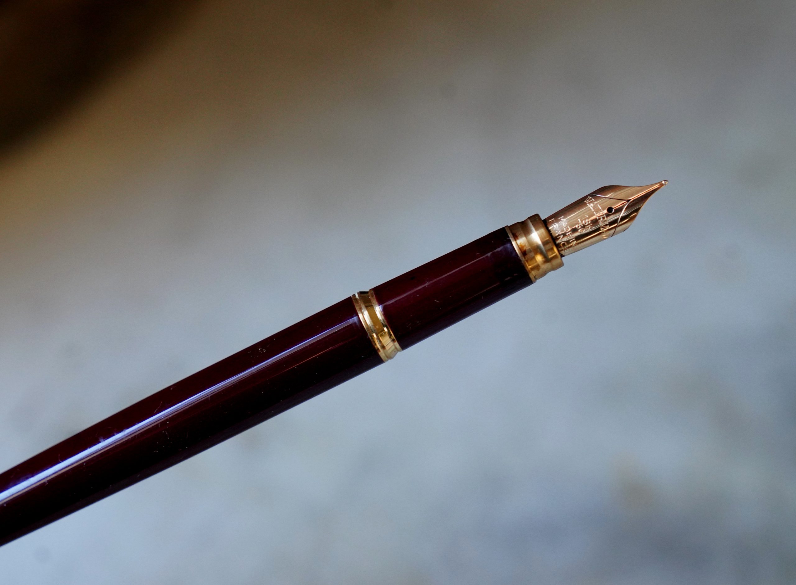 STYLO PLUME WATERMAN GENTLEMAN EN LAQUE BORDEAUX - PLUME OR MASSIF 18 CARATS – Image 2