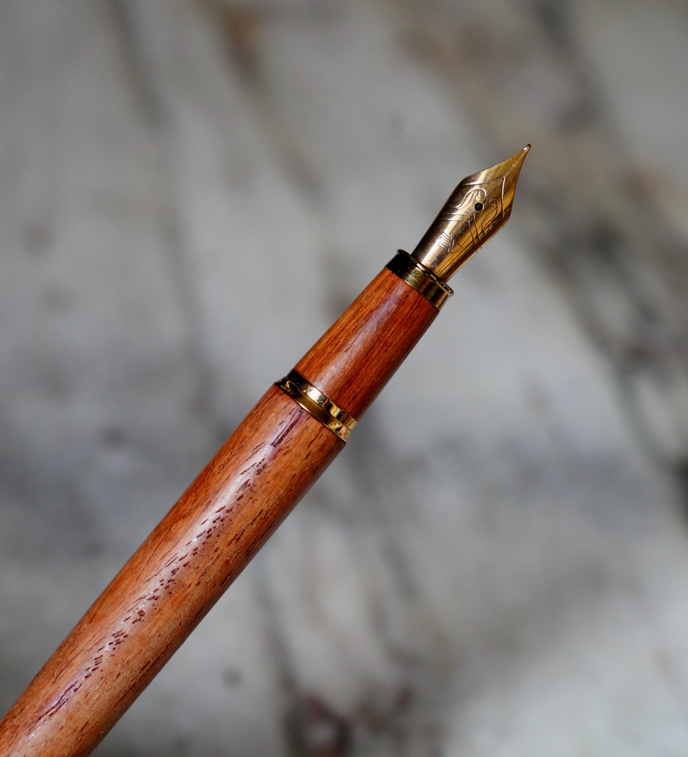 STYLO PLUME ENZO VARINI EN BOIS COULEUR BRUYERE & METAL PL. OR